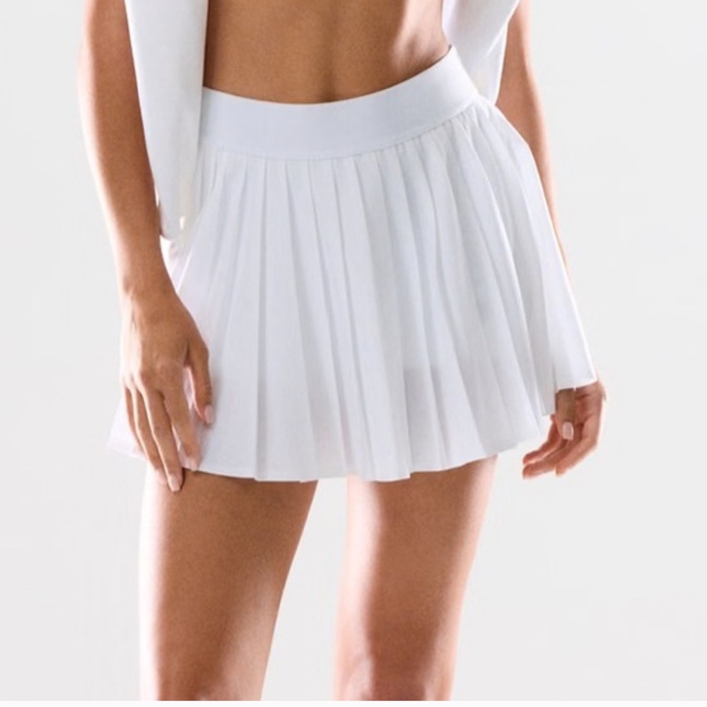 Aritzia TNA white pleated athletic skirt with shorts size xs